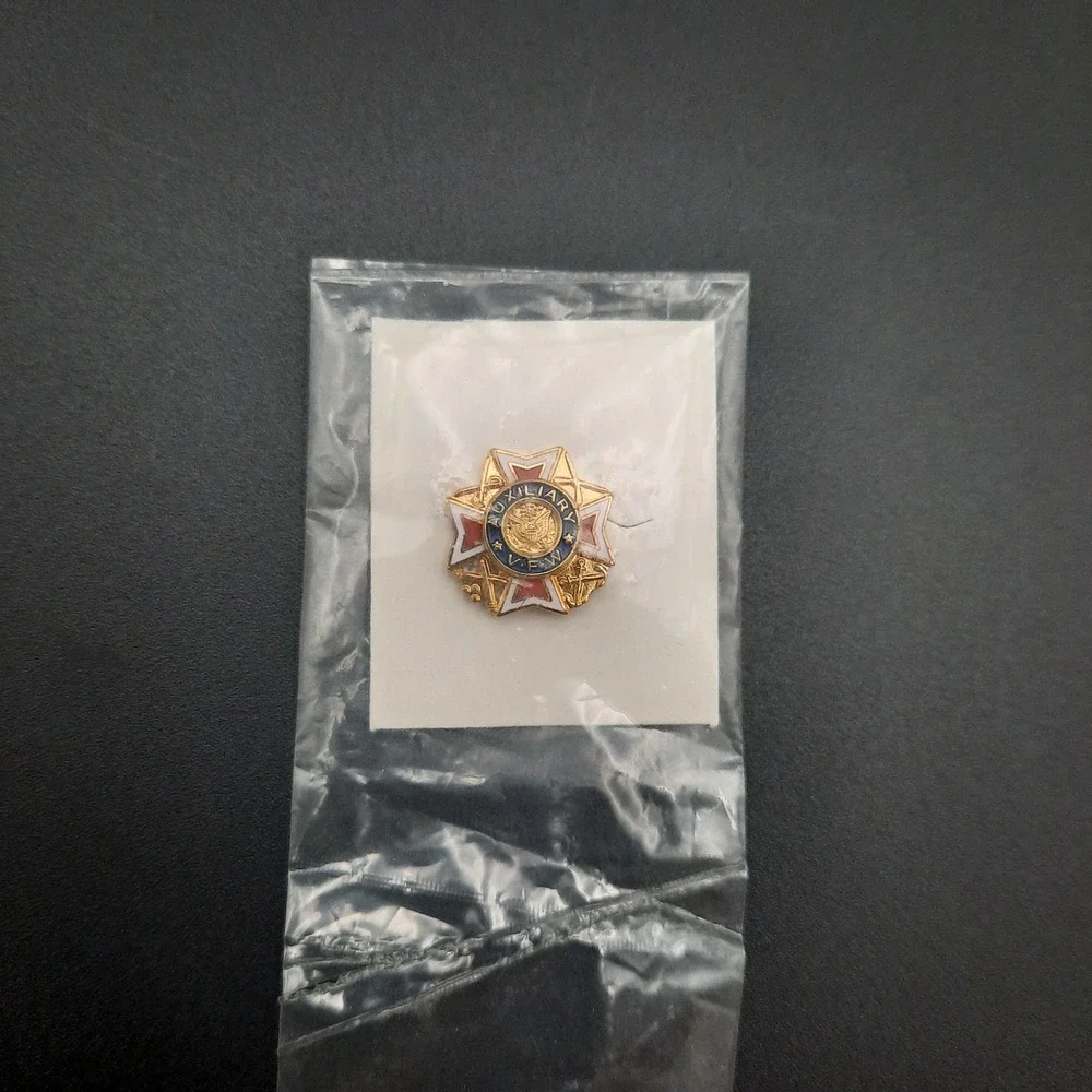 Vintage VFW Auxiliary Pin Red White‎ Blue Patriotic Cross Gold Tone Lapel